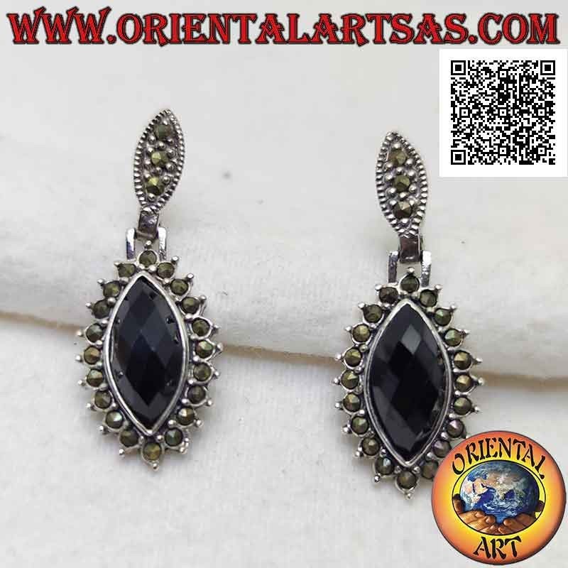 Orecchini in argento con onice a navetta sfaccettata contornata da marcassite incastonata (chiusura a leva)