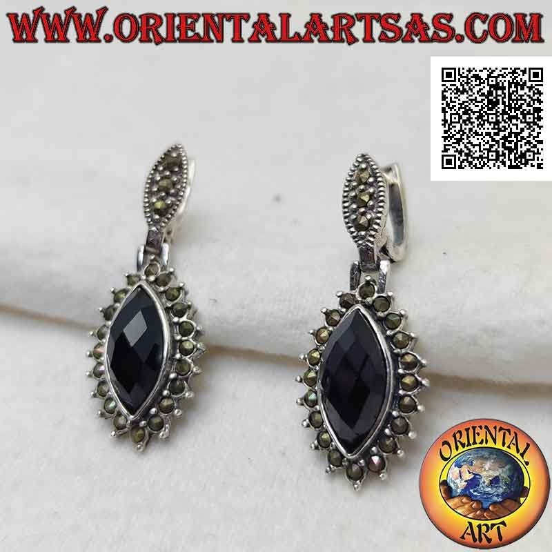 Boucles d'oreilles en argent avec onyx navette facetté entouré de marcassite incrustée (serrure à levier)