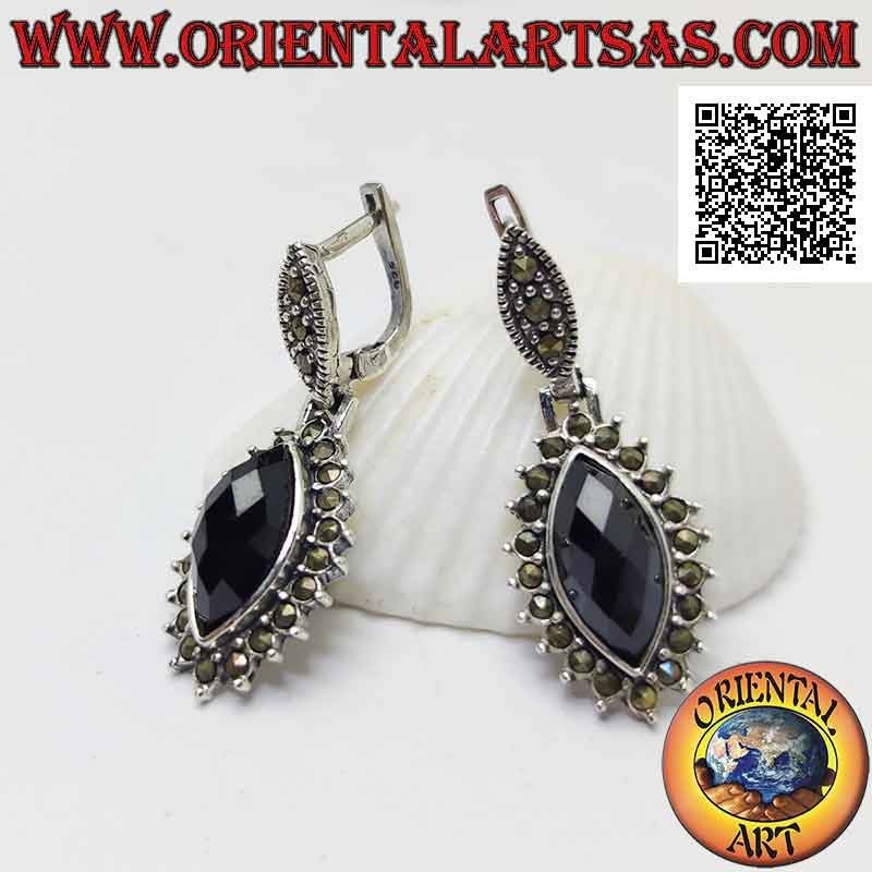 Orecchini in argento con onice a navetta sfaccettata contornata da marcassite incastonata (chiusura a leva)