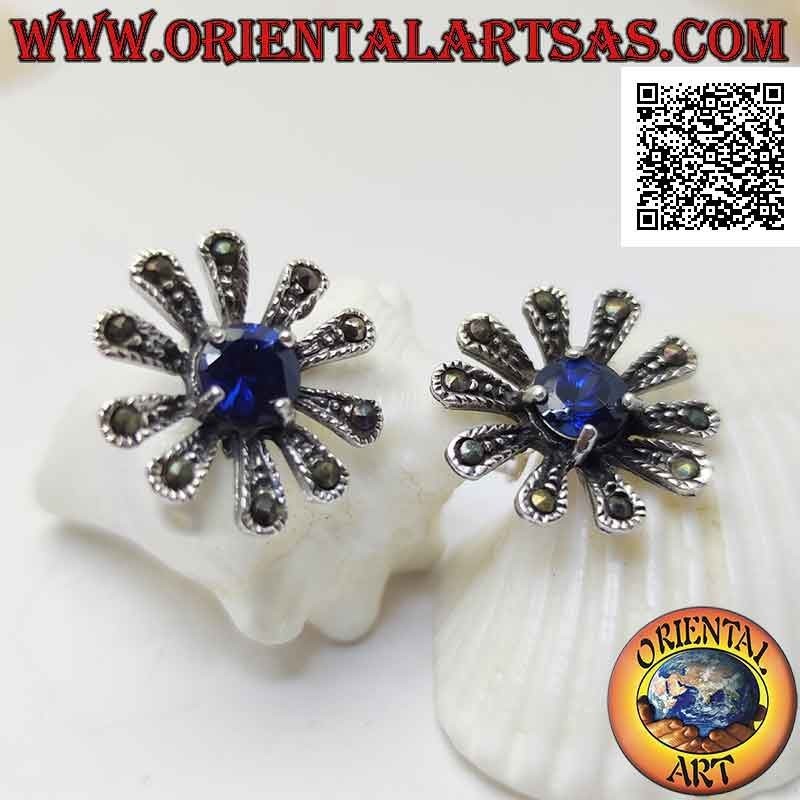 Boucles d'oreilles en argent avec grand lobe de marguerite parsemé de marcassite et de saphir synthétique rond central