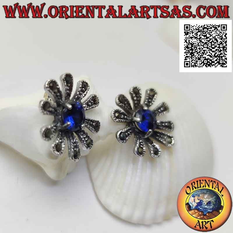 Boucles d'oreilles en argent avec grand lobe de marguerite parsemé de marcassite et de saphir synthétique rond central