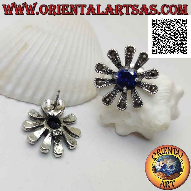 Boucles d'oreilles en argent avec grand lobe de marguerite parsemé de marcassite et de saphir synthétique rond central