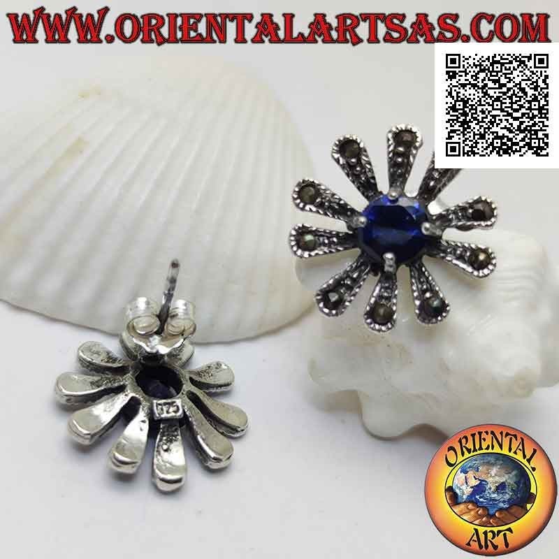 Boucles d'oreilles en argent avec grand lobe de marguerite parsemé de marcassite et de saphir synthétique rond central