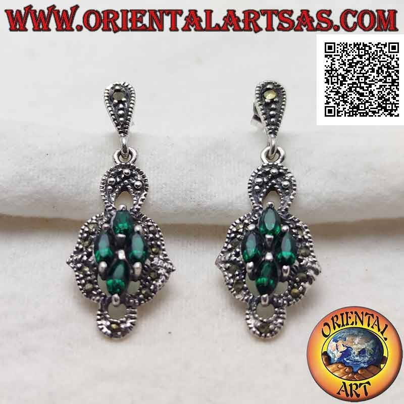 Boucles d'oreilles lobe en argent avec composition rhomboïde de 4 émeraudes navettes synthétiques entourées de marcassite