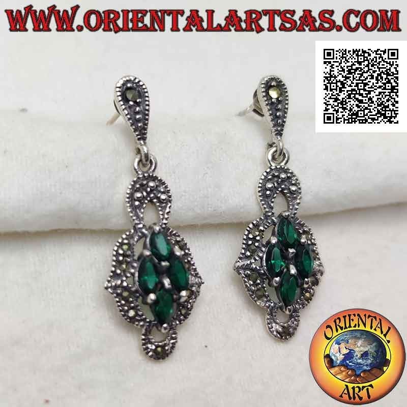 Boucles d'oreilles lobe en argent avec composition rhomboïde de 4 émeraudes navettes synthétiques entourées de marcassite