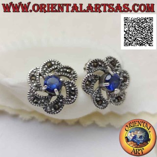 Boucles d'oreilles lobe en argent avec saphir synthétique rond au centre d'un mouvement concentrique et marcassite