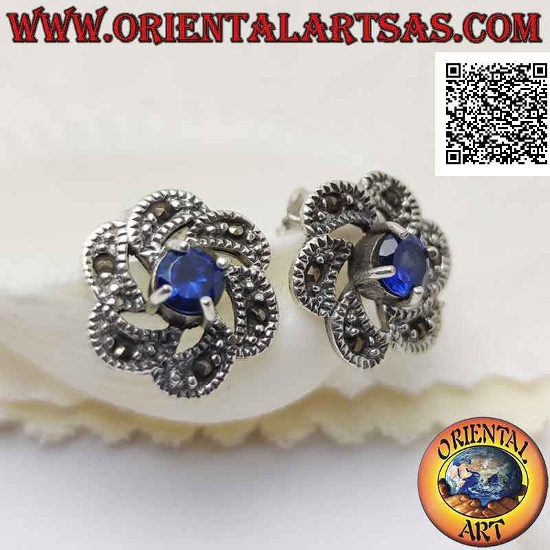 Boucles d'oreilles lobe en argent avec saphir synthétique rond au centre d'un mouvement concentrique et marcassite