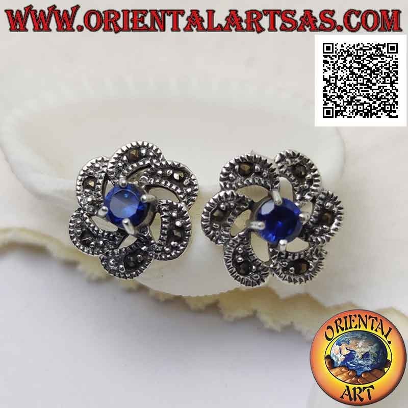 Boucles d'oreilles lobe en argent avec saphir synthétique rond au centre d'un mouvement concentrique et marcassite