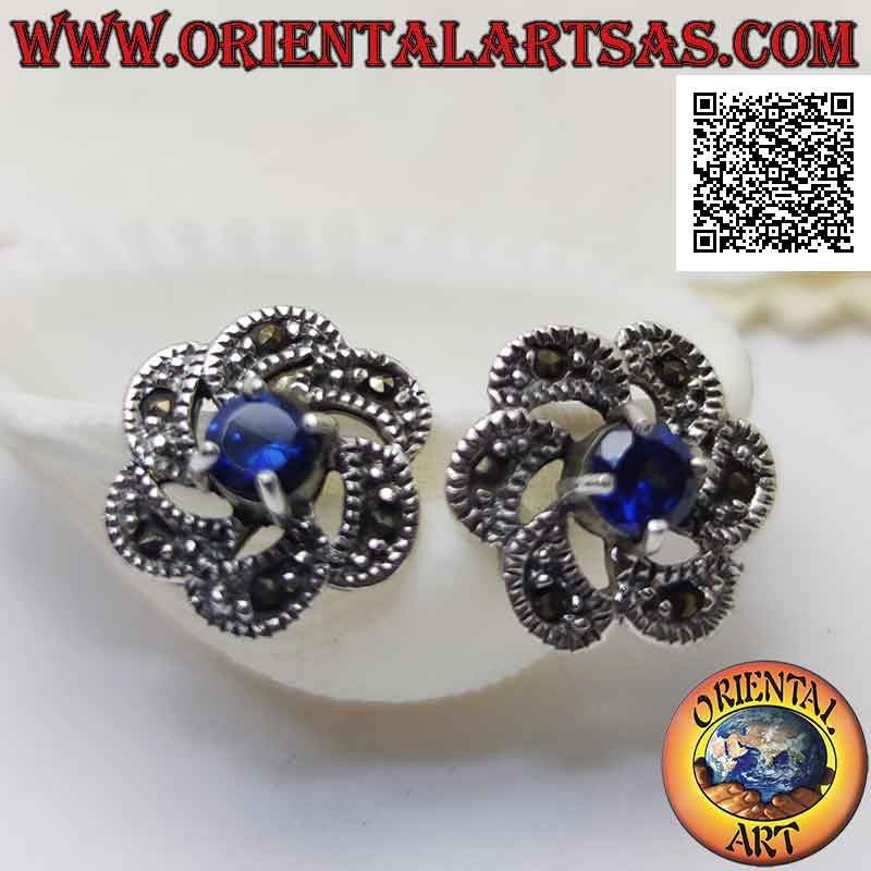 Orecchini in argento da lobo con zaffiro di sintesi tondo al centro di un movimento concentrico e marcassite