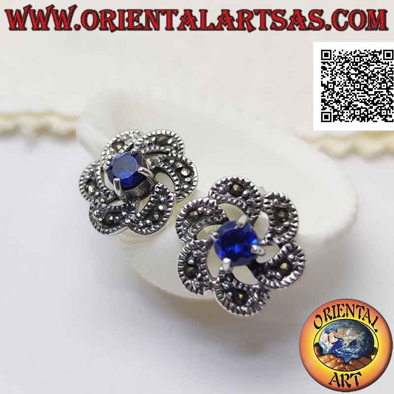 Boucles d'oreilles lobe en argent avec saphir synthétique rond au centre d'un mouvement concentrique et marcassite