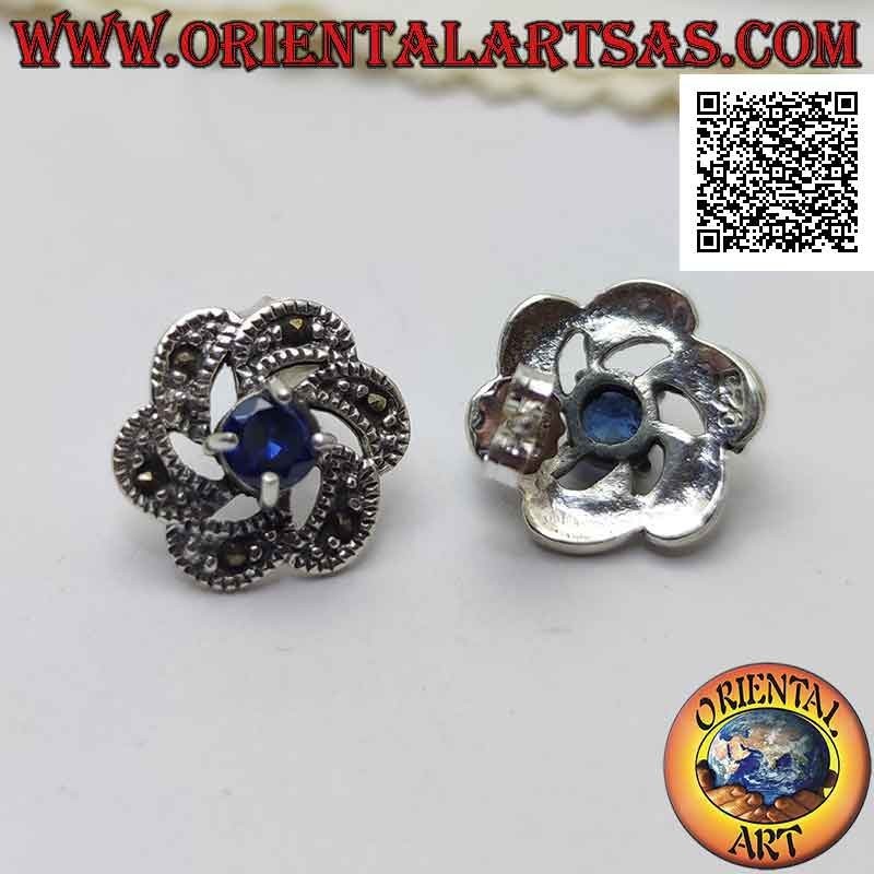 Boucles d'oreilles lobe en argent avec saphir synthétique rond au centre d'un mouvement concentrique et marcassite