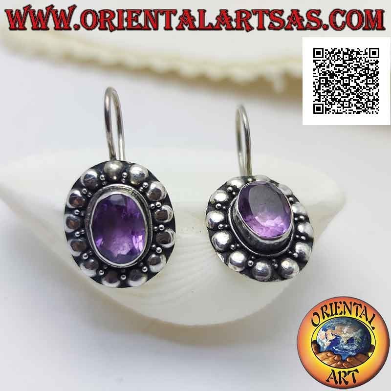 Boucles d'oreilles à levier en argent avec améthyste ovale facettée entourée d'entrelacs et de clous