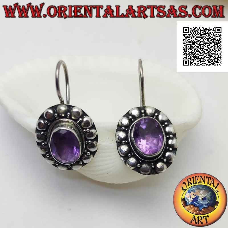 Pendientes de palanca de plata con amatista ovalada facetada rodeada de entretejidos y tachuelas