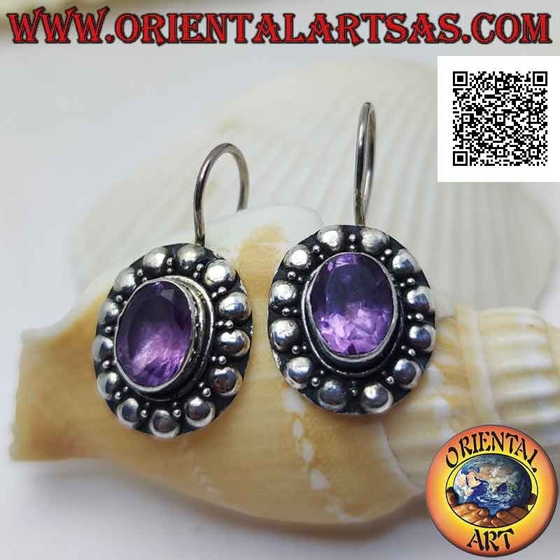 Silberne Hebelohrringe mit facettiertem ovalem Amethyst, umgeben von Verflechtungen und Nieten