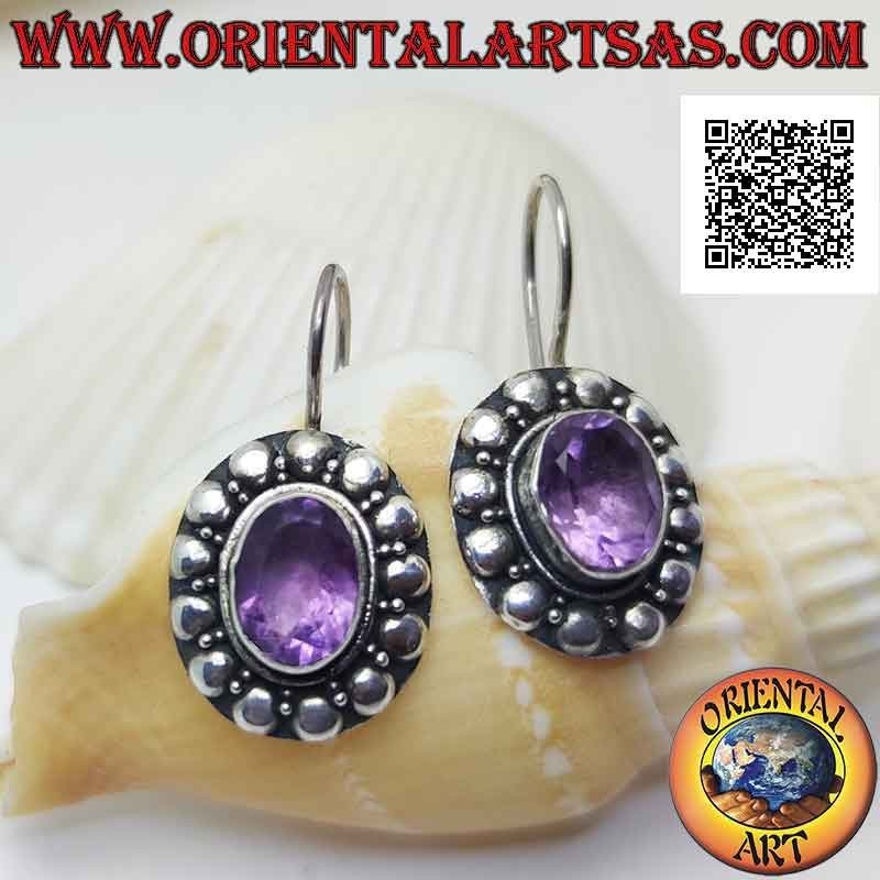Boucles d'oreilles à levier en argent avec améthyste ovale facettée entourée d'entrelacs et de clous