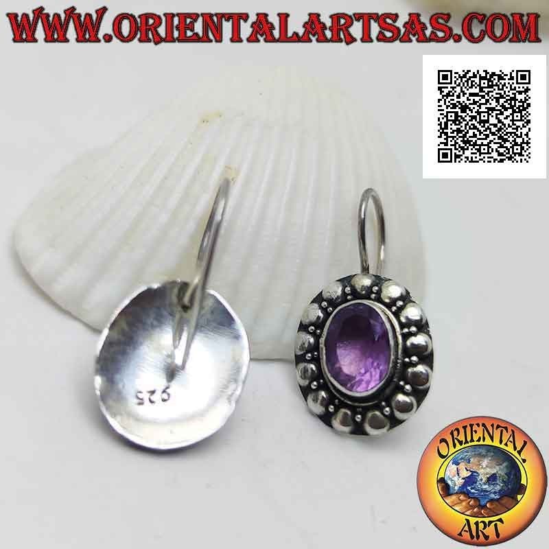 Pendientes de palanca de plata con amatista ovalada facetada rodeada de entretejidos y tachuelas