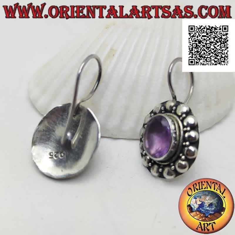 Pendientes de palanca de plata con amatista ovalada facetada rodeada de entretejidos y tachuelas