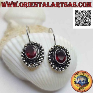 Pendientes colgantes de plata con granate ovalado facetado rodeado de entrelazados y bolas