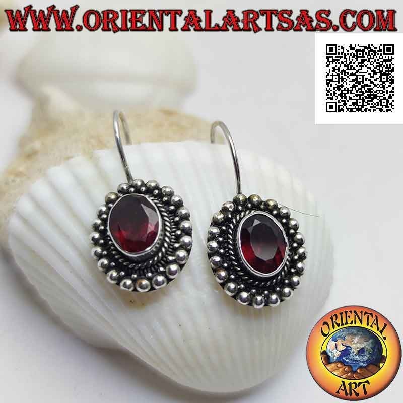 Pendientes colgantes de plata con granate ovalado facetado rodeado de entrelazados y bolas