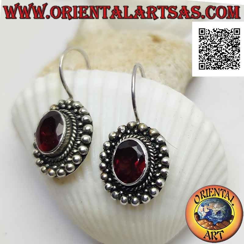 Boucles d'oreilles pendantes en argent avec grenat ovale facetté entouré d'entrelacs et de boules