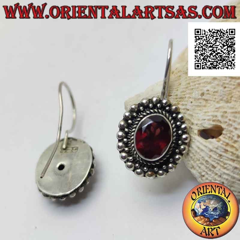 Pendientes colgantes de plata con granate ovalado facetado rodeado de entrelazados y bolas