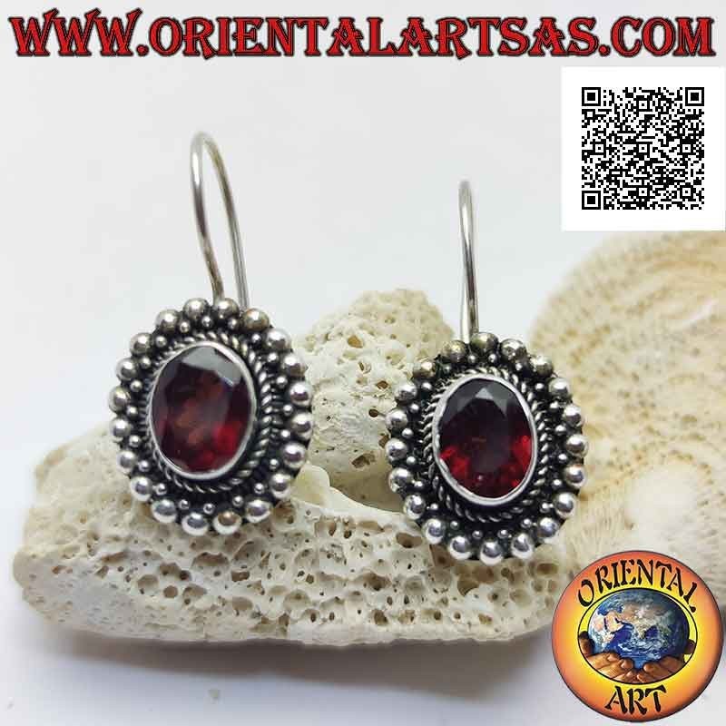 Pendientes colgantes de plata con granate ovalado facetado rodeado de entrelazados y bolas