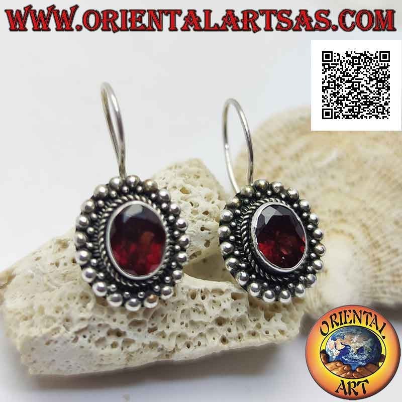 Pendientes colgantes de plata con granate ovalado facetado rodeado de entrelazados y bolas