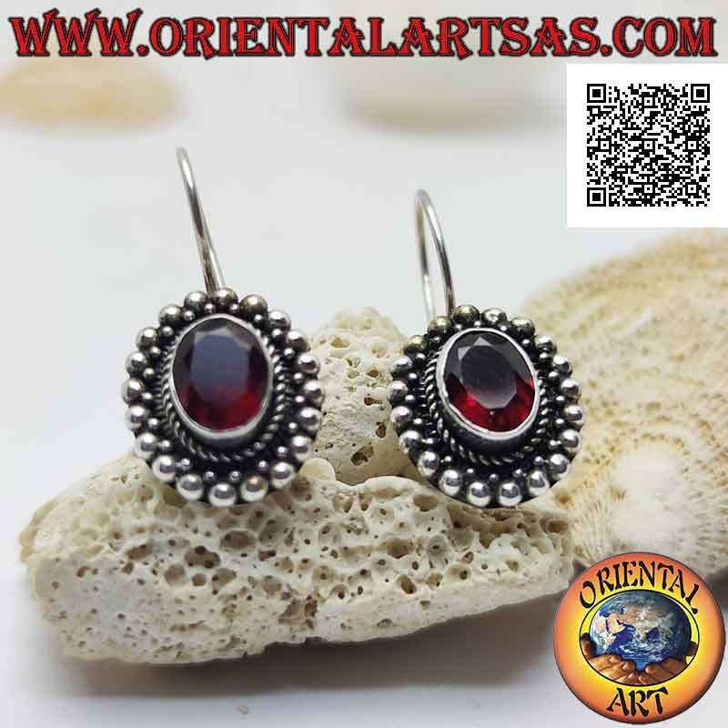 Pendientes colgantes de plata con granate ovalado facetado rodeado de entrelazados y bolas