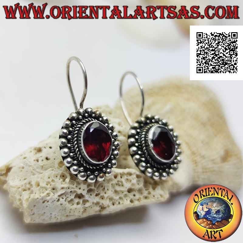 Boucles d'oreilles pendantes en argent avec grenat ovale facetté entouré d'entrelacs et de boules