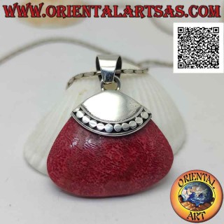 Colgante de plata con madrépora roja (coral) con trapezoide redondeado y gancho liso con hilera de tachuelas