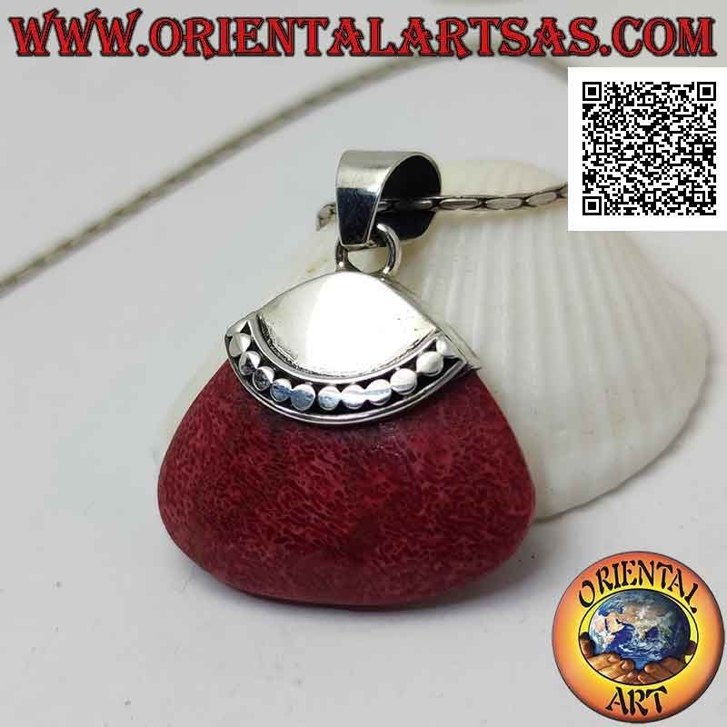 Pendentif en argent avec madrepora rouge (corail) avec trapèze arrondi et crochet lisse avec une rangée de clous