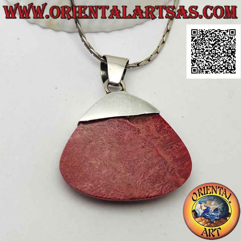Ciondolo in argento con madrepora rossa (corallo) a trapezio tondeggiante e gancio liscio con una fila di borchie