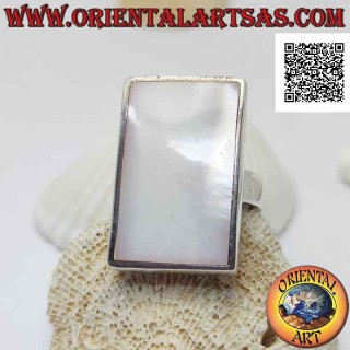 Anillo de plata con nácar rectangular al ras con el borde en una banda lisa