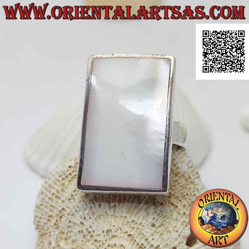 Bague en argent avec nacre rectangulaire au ras du bord sur une bande lisse