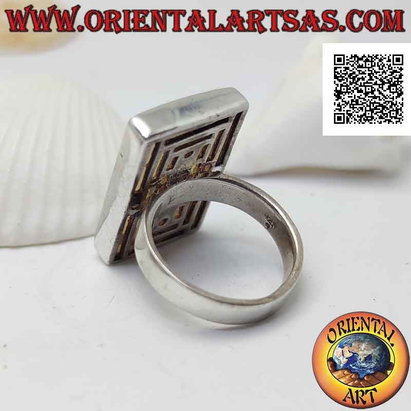 Anillo de plata con nácar rectangular al ras con el borde en una banda lisa