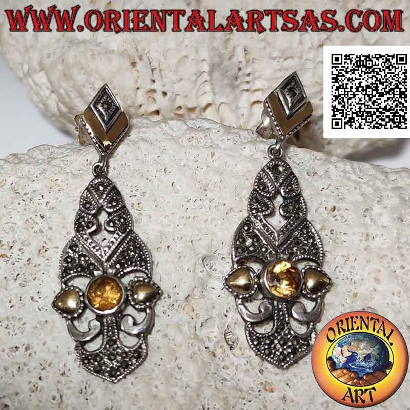 Orecchini in argento, piastra barocca traforata tempestata di marcassite, topazio giallo tondo e foglie d'oro