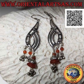 Pendientes de plata con placa colgante con flores en relieve y fragmentos de cornalina natural colgando