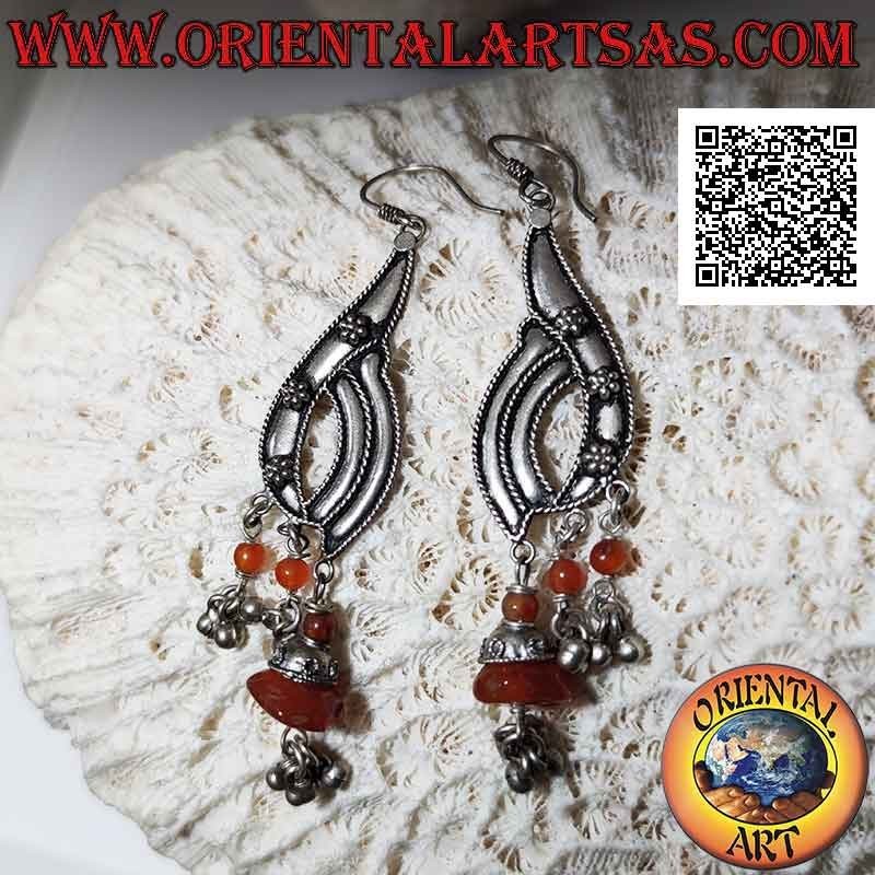 Orecchini in argento con piastra pendente con fiori in rilievo e frammenti di corniola naturale pendenti