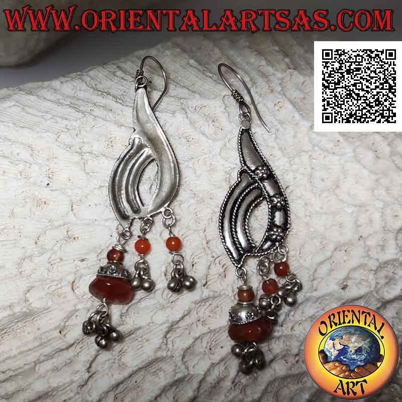 Pendientes de plata con placa colgante con flores en relieve y fragmentos de cornalina natural colgando