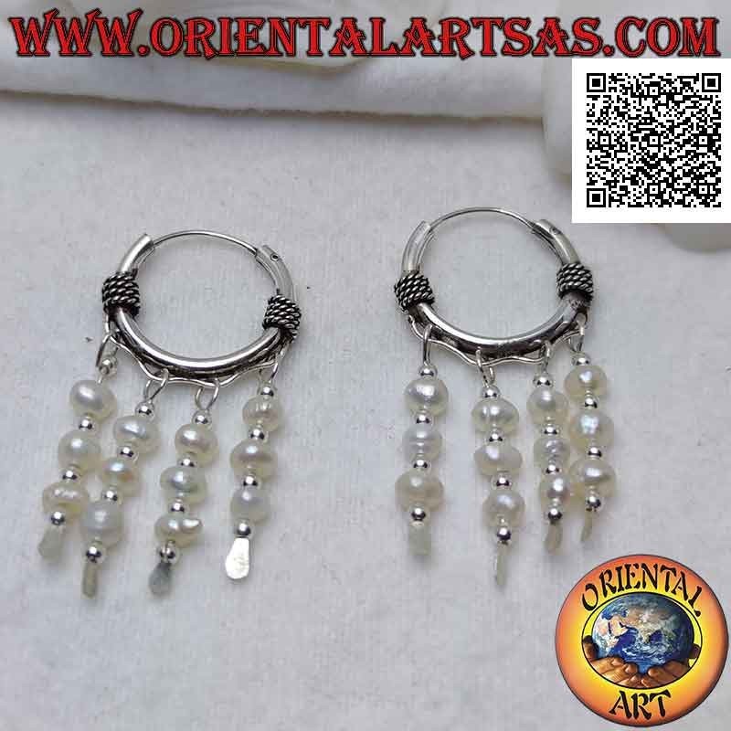 Pendiente de plata, círculo trabajado de 18 mm con entrelazado retorcido y hilera de tres perlas de agua dulce colgantes