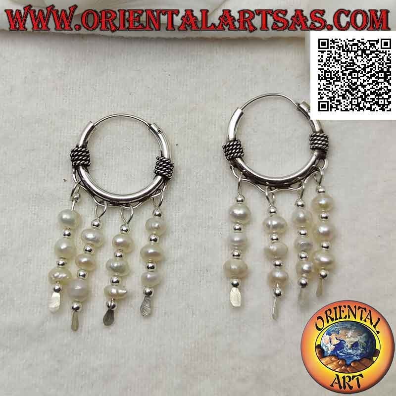 Silberohrring, 18 mm Kreis mit gedrehter Verflechtung und Reihe von drei hängenden Süßwasserperlen