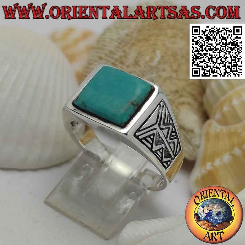 Anillo de plata con turquesa cuadrada y grabado azteca en los laterales
