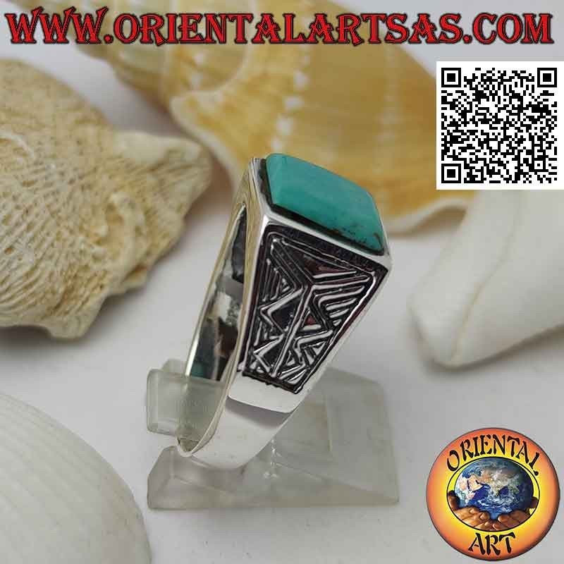 Anillo de plata con turquesa cuadrada y grabado azteca en los laterales