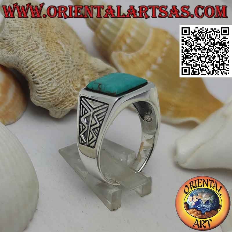 Anillo de plata con turquesa cuadrada y grabado azteca en los laterales