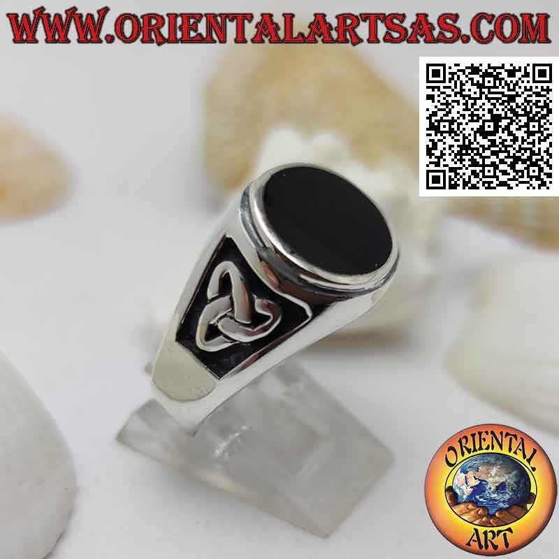 Silberring mit rundem Onyx bündig mit erhabener Kante und Basrelief-Triquetra an den Seiten
