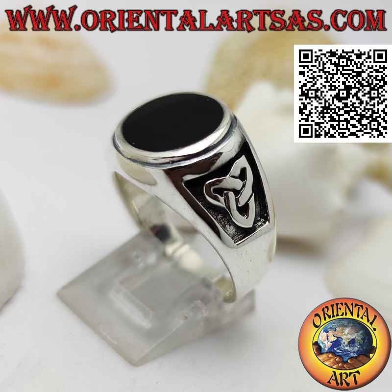 Silver ring with round onyx flush with raised edge and bas-relief triquetra on the sides