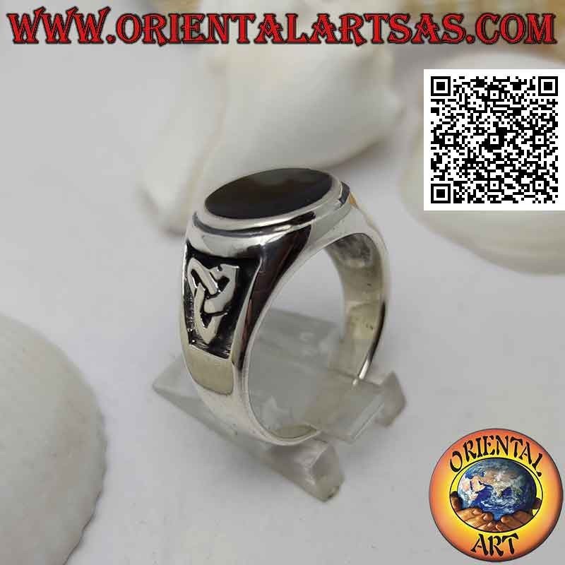 Anello in argento con onice tondo a filo bordo rialzato e triquetra in bassorilievo sui lati