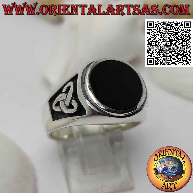 Anillo de plata con ónix redondo a ras con borde en relieve y triquetra en bajorrelieve en los lados