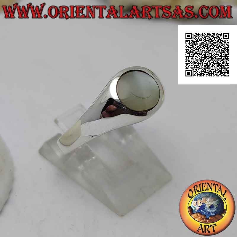 Bague en argent lisse légèrement arrondie avec nacre ronde affleurante avec borbo 8 Ø