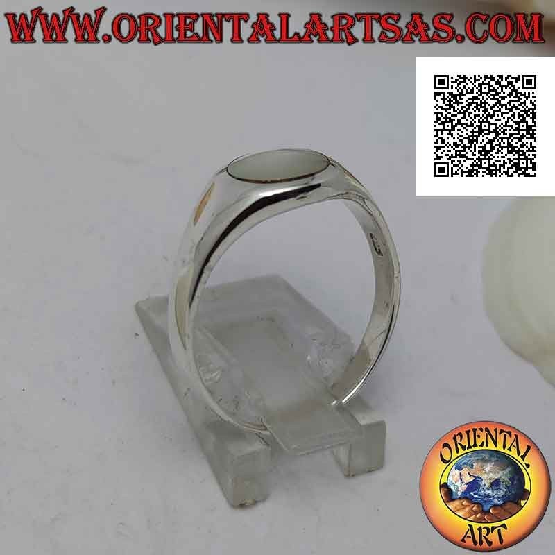 Bague en argent lisse légèrement arrondie avec nacre ronde affleurante avec borbo 8 Ø